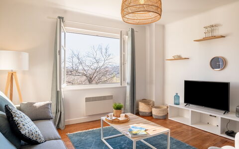 Errepira: Eigendom, Meubilair, Tafel, Bankstel, Blauw, Azure, Hout, Venster, Comfort, Verlichting