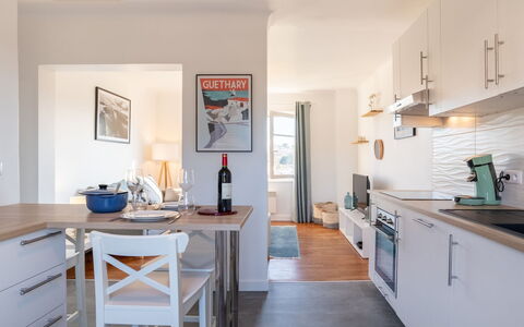 Errepira: Meubilair, Cabinetry, Tafel, Countertop, Hout, Stoel, Flooring, Keuken, Verdieping, Bureau