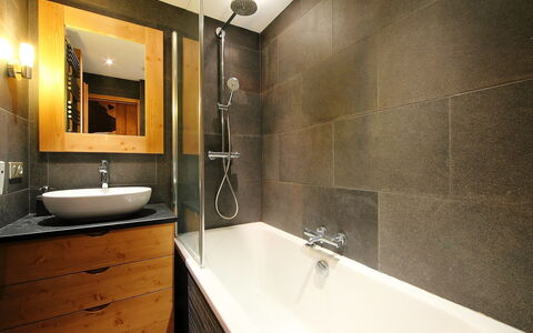 Tignes 340: Badkamer, Kamer, Eigendom, Kraan, Interieur Ontwerp, Tegel, Wastafel, Loodgieterswerkinrichting, Badkamerkast, Muur