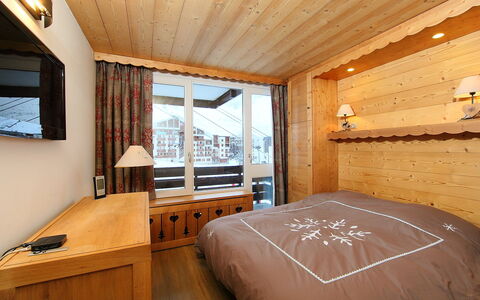 Tignes 340: Kamer, Meubilair, Eigendom, Slaapkamer, Bed, Interieur Ontwerp, Gebouw, Plafond, Hardwood, Hout
