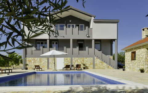 Villa Dalmacija: Lucht, Water, Fabriek, Gebouw, Eigendom, Venster, Zwembad, Azure, Boom, Schaduw