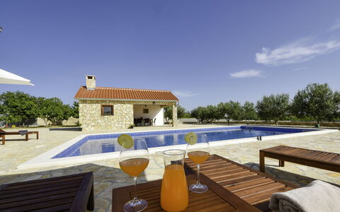 Villa Dalmacija: Lucht, Tafel, Gebouw, Meubilair, Eigendom, Tableware, Venster, Huis, Buitenmeubels, Wolk