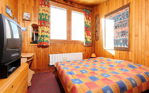 Tignes 350: Slaapkamer, Kamer, Meubilair, Bed, Eigendom, Laken, Interieur Ontwerp, Bed Frame, Bedding, Gebouw