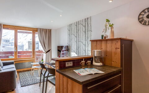 Tignes 350: Cabinetry, Meubilair, Eigendom, Tafel, Lade, Stoel, Ladenkast, Hout, Venster, Interieur Ontwerp