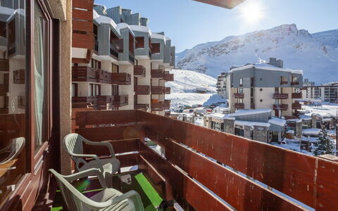 Tignes 350: Lucht, Gebouw, Eigendom, Venster, Hout, Berg, Huis, Stedelijk Ontwerp, Stoel, Biome
