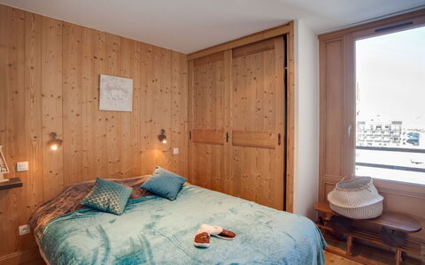 Tignes 350: Meubilair, Gebouw, Comfort, Azure, Hout, Textiel, Interieur Ontwerp, Bed, Verdieping