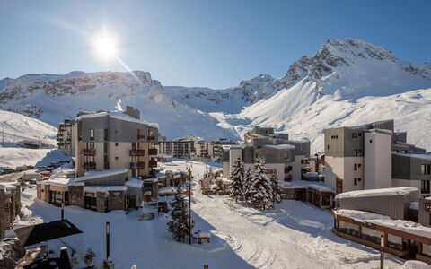 Tignes 350: Lucht, Berg, Sneeuw, Gebouw, Dag, Eigendom, Helling, Freezing, Stad, Wolk
