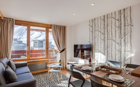 Tignes 350: Tafel, Eigendom, Venster, Gordijn, Interieur Ontwerp, Hout, Textiel, Gebouw, Verlichting