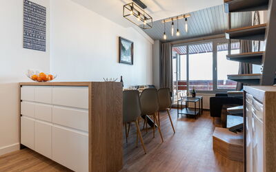 Tignes 350: Eigendom, Tafel, Stoel, Hout, Cabinetry, Interieur Ontwerp, Verdieping, Gebouw, Muur