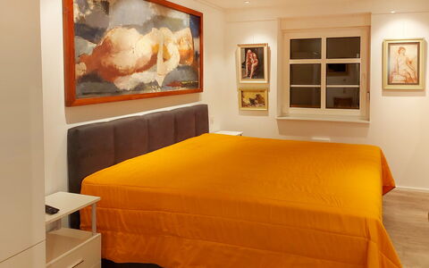 Grenzenlos: Fotolijst, Meubilair, Eigendom, Hout, Comfort, Oranje, Textiel, Bed Frame, Verdieping, Flooring