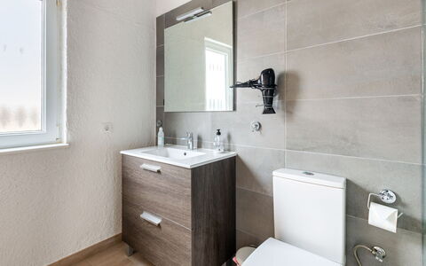 Vista del Mar 1: Eigendom, Loodgieterswerkinrichting, Spiegel, Kraan, Venster, Interieur Ontwerp, Wastafel, Badkamer, Flooring