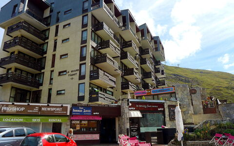 Tignes 375: Lucht, Wiel, Gebouw, Auto, Voertuig, Fabriek, Wolk, Venster, Architectuur