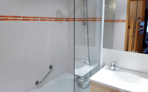Tignes 375: Badkamer, Eigendom, Kamer, Kraan, Tegel, Loodgieterswerkinrichting, Douchestang, Glas, Douche, Architectuur