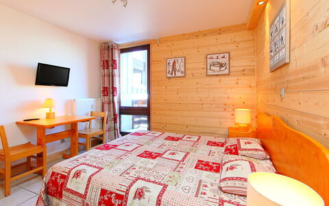 Tignes 375: Slaapkamer, Bed, Kamer, Meubilair, Laken, Eigendom, Bedding, Bed Frame, Interieur Ontwerp, Muur