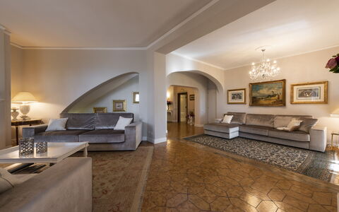 Villa Monteresi: Meubilair, Fotolijst, Tafel, Hout, Interieur Ontwerp, Verlichting, Woonkamer, Countertop, Verdieping, Flooring