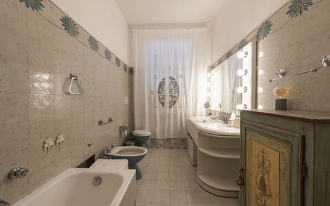 Villa Monteresi: Spiegel, Kraan, Loodgieterswerkinrichting, Wastafel, Eigendom, Badkamer, Wastafel In De Badkamer, Gebouw, Interieur Ontwerp, Purper