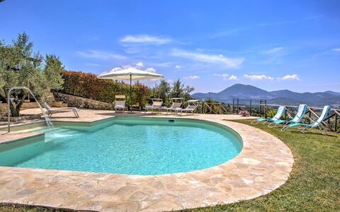 Villa Montone: Water, Wolk, Lucht, Watervoorraden, Zwembad, Azure, Natuurlijk Landschap, Boom, Zwemwater, Buitenmeubels