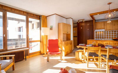 Le Pramecou (Val Claret) 390.3: Tafel, Meubilair, Hout, Oranje, Interieur Ontwerp, Woonkamer, Televisie, Flooring, Gebouw, Verdieping
