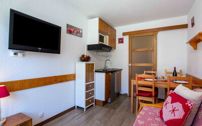 Chalet Club (Val Claret) 397.7: Meubilair, Eigendom, Hout, Interieur Ontwerp, Comfort, Tafel, Huishoudapparatuur, Flooring, Woonkamer, Verdieping