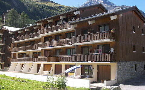 Tignes 860: Water, Lucht, Gebouw, Azure, Berg, Boom, Architectuur, Zwemwater, Meer, Buurt