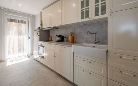 La Mer: Cabinetry, Countertop, Meubilair, Gebouw, Lade, Keuken, Wastafel, Stoel, Hout