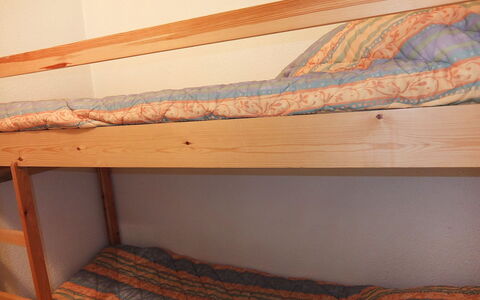 Les Menuires 100: Meubilair, Kamer, Bed, Bed Frame, Hout, Stapelbed, Beits, Hardwood, Straal, Tafel