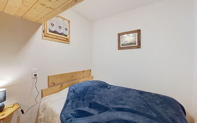 Les Asters 100.41: Hout, Slaapkamer, Bed, Verdieping, Interieur Ontwerp, Laken, Flooring, Kamer, Plafond, Meubilair
