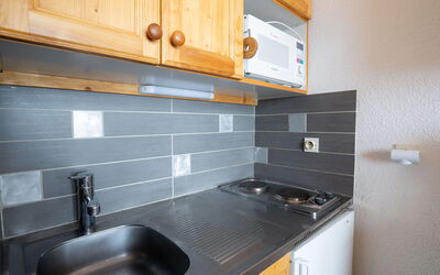 Asters 1208 Batiment B4 100.1: Gootsteen, Kraan, Eigendom, Wastafel, Gebouw, Cabinetry, Loodgieterswerkinrichting, Countertop, Fornuis, Keuken