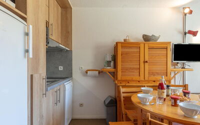 Asters 1204 Batiment B4 100.38: Cabinetry, Gebouw, Keuken, Hout, Flooring, Interieur Ontwerp, Verdieping, Huishoudapparatuur, Beits, Lade