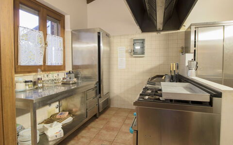 Villastrada: Countertop, Cabinetry, Eigendom, Gebouw, Kraan, Wastafel, Venster, Keuken, Interieur Ontwerp, Loodgieterswerkinrichting