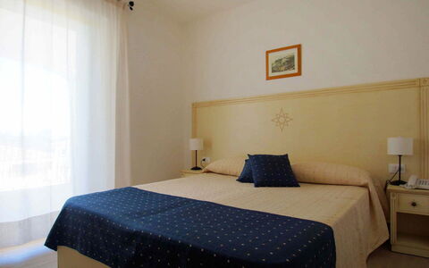 K Mono: Meubilair, Eigendom, Comfort, Gebouw, Schaduw, Hout, Textiel, Bed Frame, Verlichting
