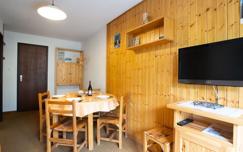 Astragale 412 a: Meubilair, Eigendom, Tafel, Cabinetry, Gebouw, Hout, Interieur Ontwerp, Verdieping, Beits, Flooring