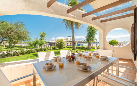 Carabela Front Beach & Pool: Tafel, Lucht, Eigendom, Meubilair, Tableware, Fabriek, Stoel, Gebouw, Bloempot, Schaduw