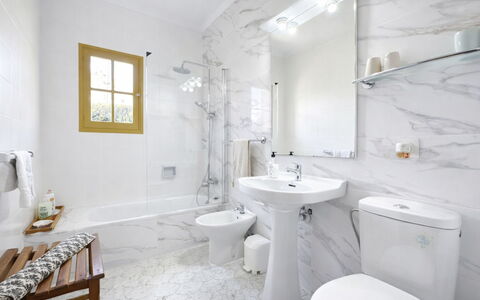 Can Xiroia: Badkamer, Loodgieterswerkinrichting, Flooring, Interieur Ontwerp, Muur, Verdieping, Toilet, Wc Bril, Wastafel, Kraan