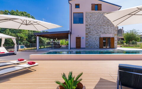 Villa Julia: Meubilair, Eigendom, Fotolijst, Azure, Hout, Verlichting, Interieur Ontwerp, Comfort, Verdieping, Flooring