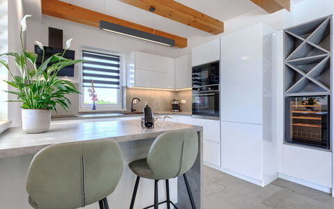 Villa Civitan: Meubilair, Interieur Ontwerp, Flooring, Countertop, Hout, Keuken, Verdieping, Plafond, Cabinetry, Lichte Inrichting