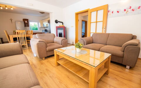 Villa Maria: Meubilair, Tafel, Eigendom, Bankstel, Comfort, Hout, Oranje, Woonkamer, Interieur Ontwerp, Slaapbank