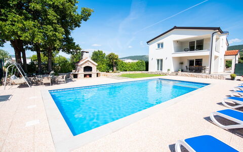 Villa Maria: Water, Eigendom, Lucht, Fabriek, Zwembad, Gebouw, Blauw, Azure, Wolk, Boom