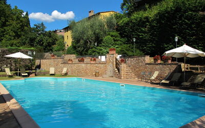 Montespertoli 630: Water, Fabriek, Zwembad, Eigendom, Lucht, Wolk, Azure, Blauw, Stoel, Buitenmeubels