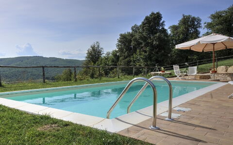 Villa Di Gaiole: Water, Fabriek, Lucht, Zwembad, Schaduw, Boom, Buitenmeubels, Rechthoek, Huis, Gebouw