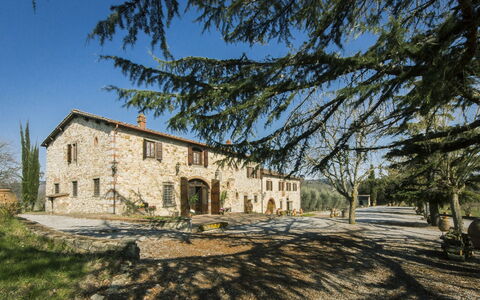 Villa Di Gaiole: Lucht, Gebouw, Fabriek, Venster, Boom, Natuurlijk Landschap, Huis, Gras, Landschap, Verblijf