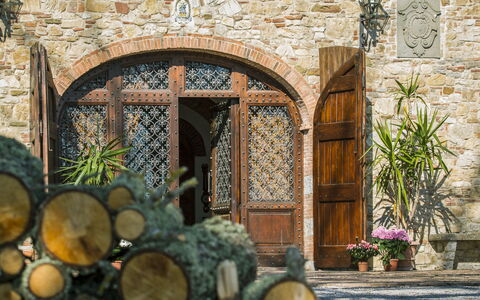 Villa Di Gaiole: Fabriek, Gebouw, Blad, Hout, Azure, Architectuur, Verlichting, Vegetation, Muur, Autoband