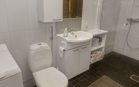 Rukan Pramea: Wastafel In De Badkamer, Badkamer, Wc Bril, Wastafel, Loodgieterswerkinrichting, Flooring, Toilet, Verdieping, Interieur Ontwerp, Badkamerkast