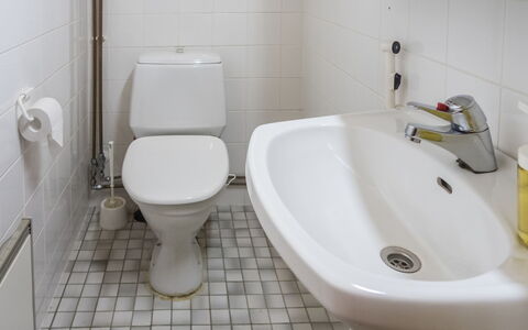 Mänty: Wc Bril, Badkamer, Toilet, Loodgieterswerkinrichting, Wastafel In De Badkamer, Flooring, Wastafel, Verdieping, Interieur Ontwerp, Kraan