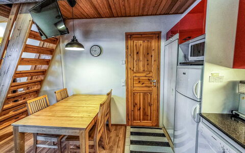 Rukaköngäs 24: Flooring, Verdieping, Hout, Interieur Ontwerp, Plafond, Kamer, Houten Vloer, Meubilair, Hardwood, Beits