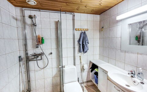 Rukaköngäs 24: Loodgieterswerkinrichting, Flooring, Verdieping, Badkamer, Wastafel, Wastafel In De Badkamer, Wc Bril, Toilet, Interieur Ontwerp, Loodgieter