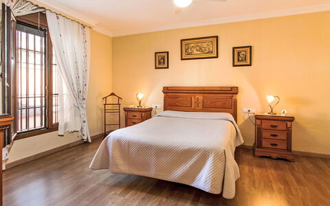 Villa Anita: Meubilair, Interieur Ontwerp, Verdieping, Flooring, Hout, Slaapkamer, Bed, Houten Vloer, Kamer, Plafond
