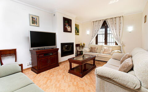 Villa Anita: Meubilair, Interieur Ontwerp, Bankstel, Flooring, Verdieping, Woonkamer, Kamer, Plafond, Tafel