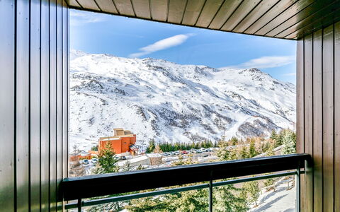 Les Menuires 520: Lucht, Dag, Eigendom, Berg, Licht, Wolk, Schaduw, Sneeuw, Helling, Architectuur