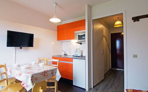 Carlines 1 - 46: Meubilair, Cabinetry, Countertop, Hout, Kraan, Gebouw, Interieur Ontwerp, Stoel, Wastafel, Flooring